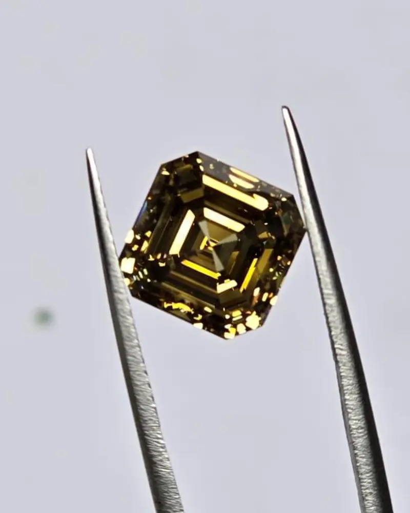 Diamond on the polishing wheel